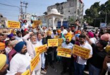 यूपीआई पर अतिरिक्त चार्ज के खिलाफ जालंधर और पठानकोट में आप का प्रदर्शन, आप कार्यकर्ताओं ने मोदी सरकार के खिलाफ नारे लगाए, फूंका पुतला